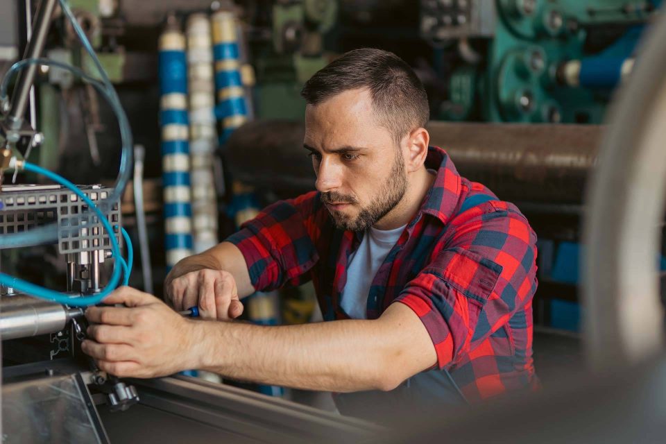 equipment-service-employee-working